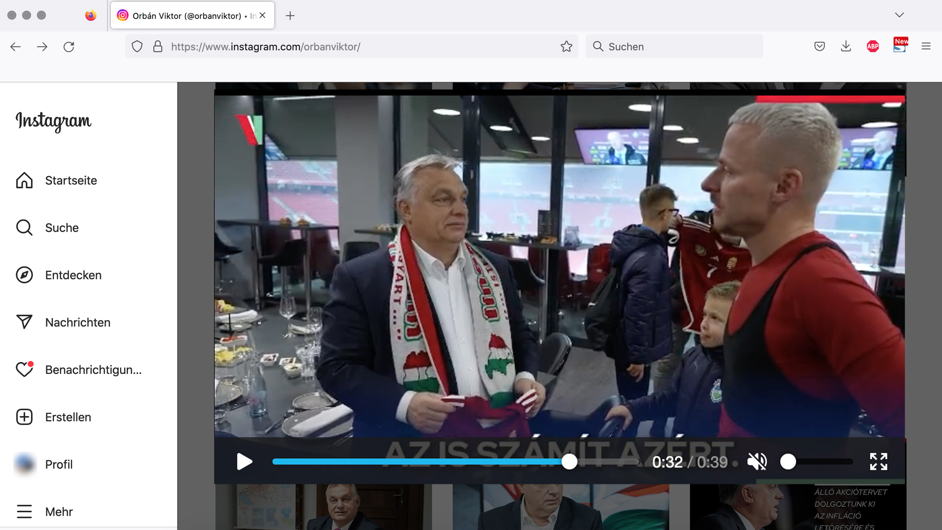Scrennshot von einem Instagram-Video zeigt Viktor Orban mit Schal und einen Fußballspieler | Instagram-Account orbanviktor