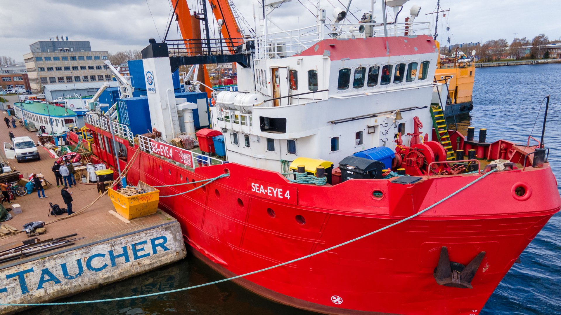 Die "Sea-Eye 4" bei der Vorbereitung für einen Einsatz im Hafen von Rostock | dpa