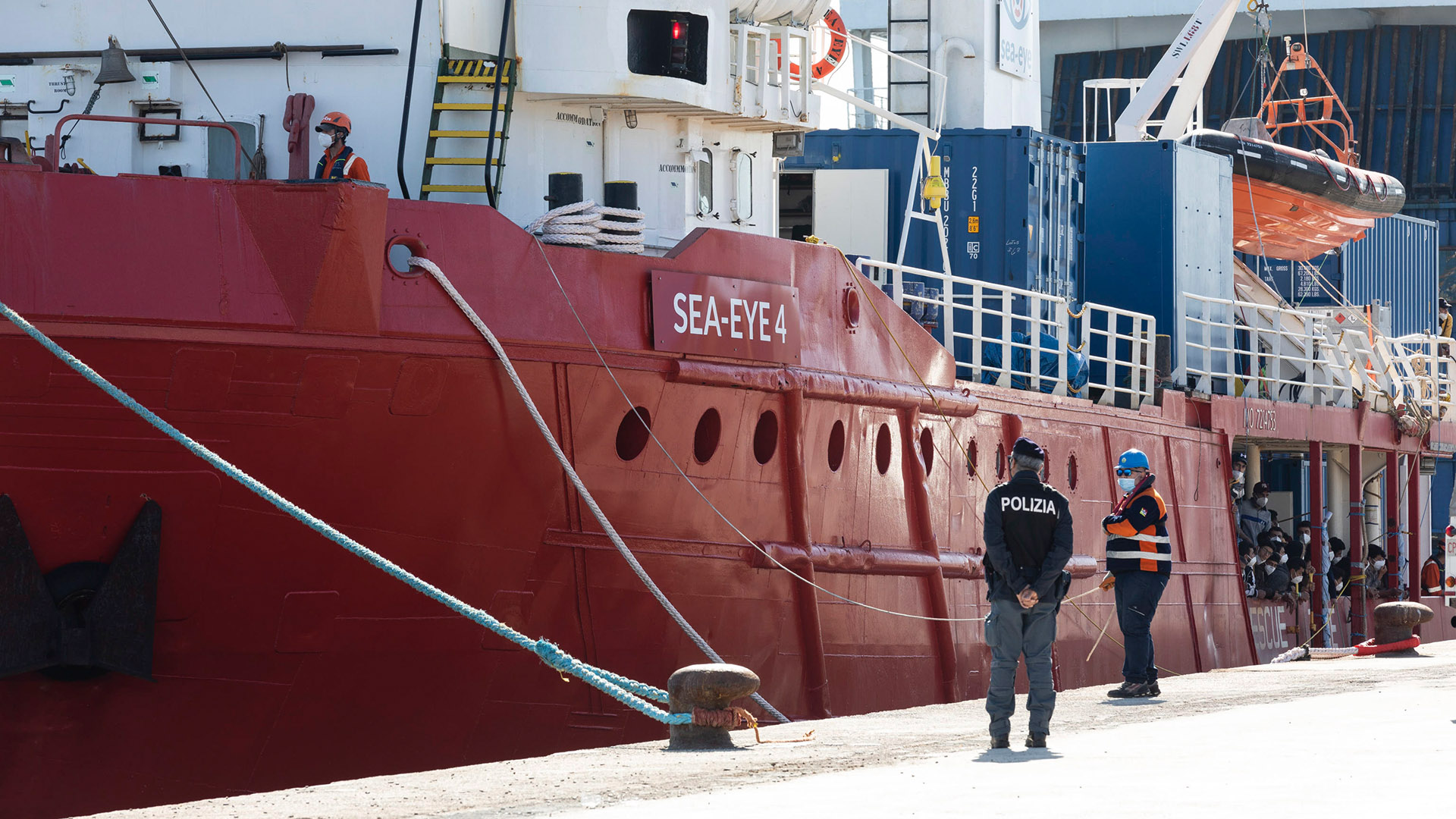 Ein italienischer Polizist steht im Hafen von Pozzallo (Sizilien, Italien), während die "Sea-Eye 4" andockt. | EPA