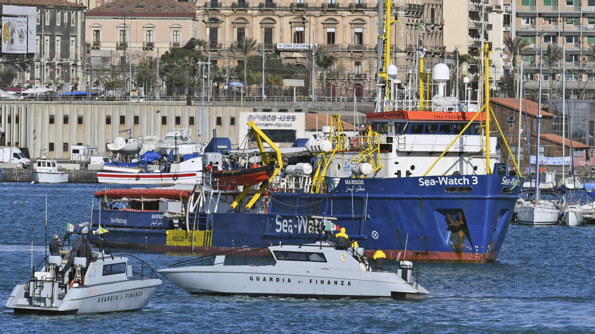 Die "Sea-Watch 3" im Hafen von Catania | AP