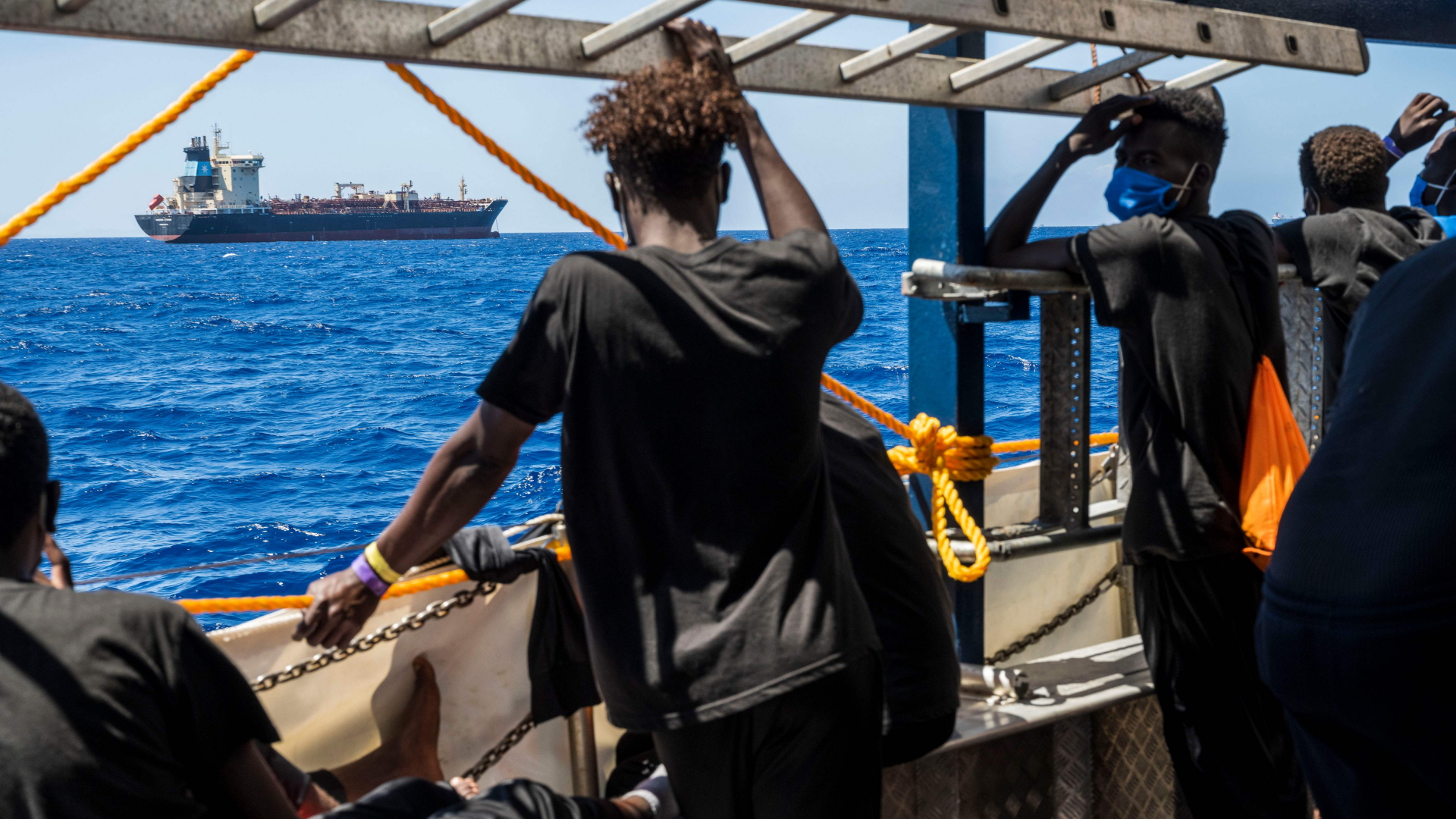 Migranten an Bord der Sea-Watch 4 blicken vor der Küste Maltas zum Öltanker "Maersk Etienne". | AFP