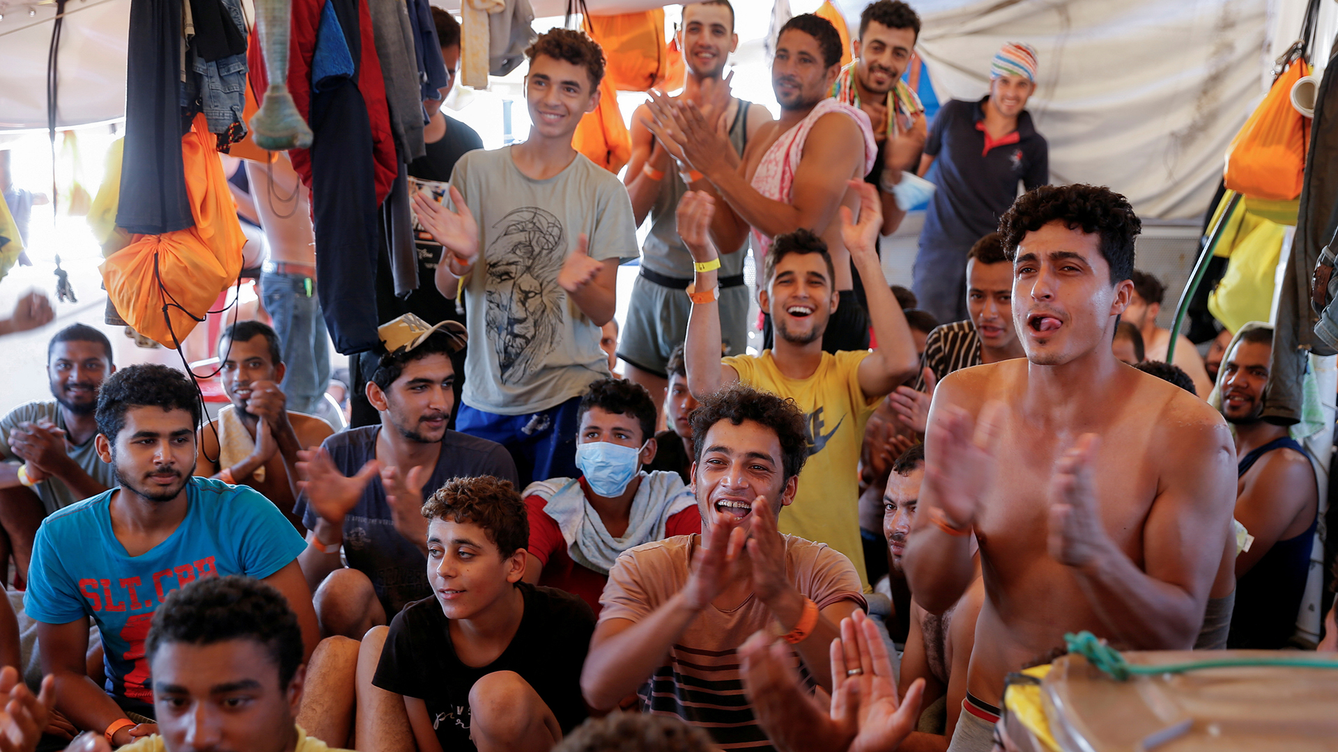 Flüchtlinge auf der "Sea-Watch 3" | REUTERS