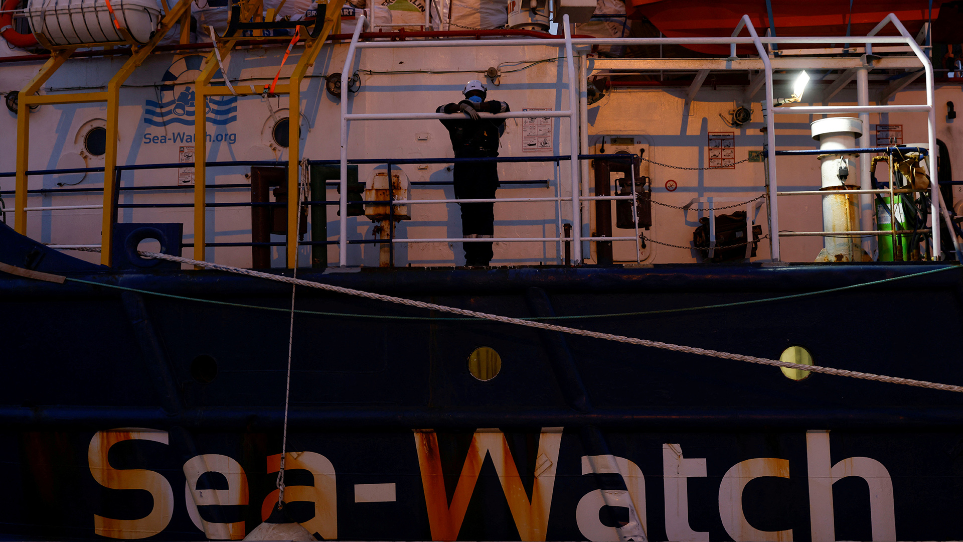 Archivbild: ein Mann steht an der Reling des Rettungsschiffes "Sea-Watch 3". | REUTERS