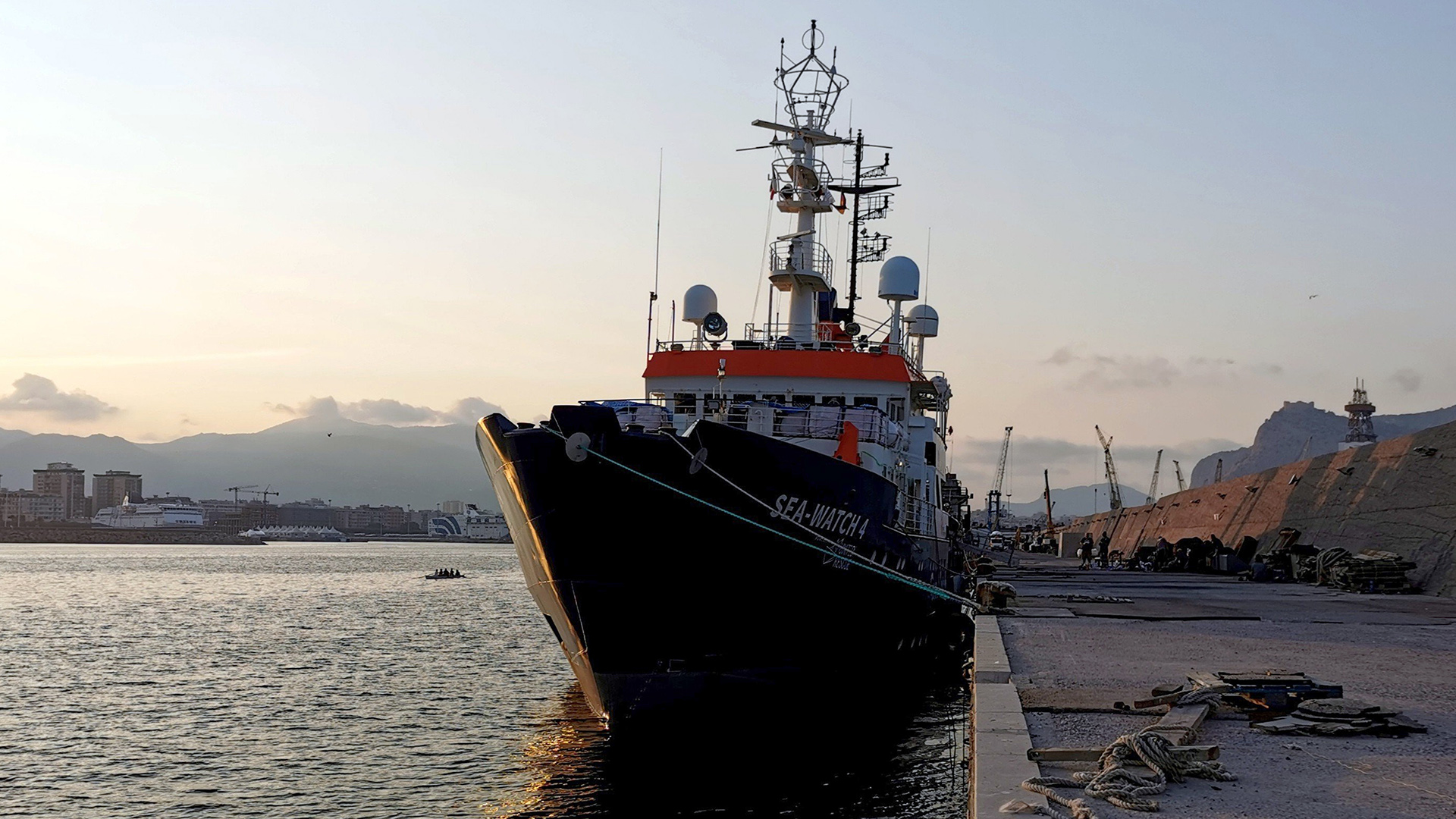 Die "Sea-Watch 4" liegt im Hafen von Palermo, Italien. | dpa