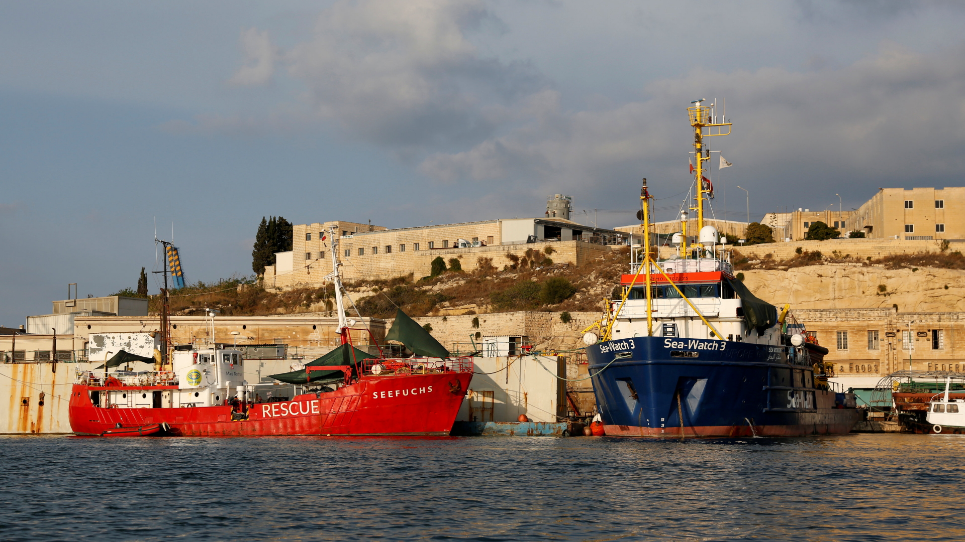 Die Sea-Watch 3 liegt im Hafen von Valletta. | Bildquelle: REUTERS