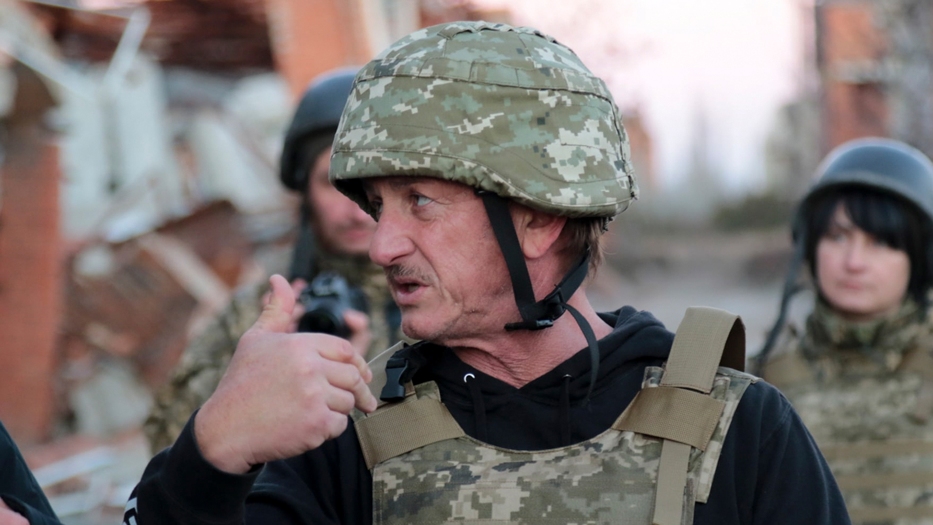Sean Penn in Militärkleidung im Osten der Ukraine (Archivbild: 18.11.2021) | picture alliance / ASSOCIATED PR