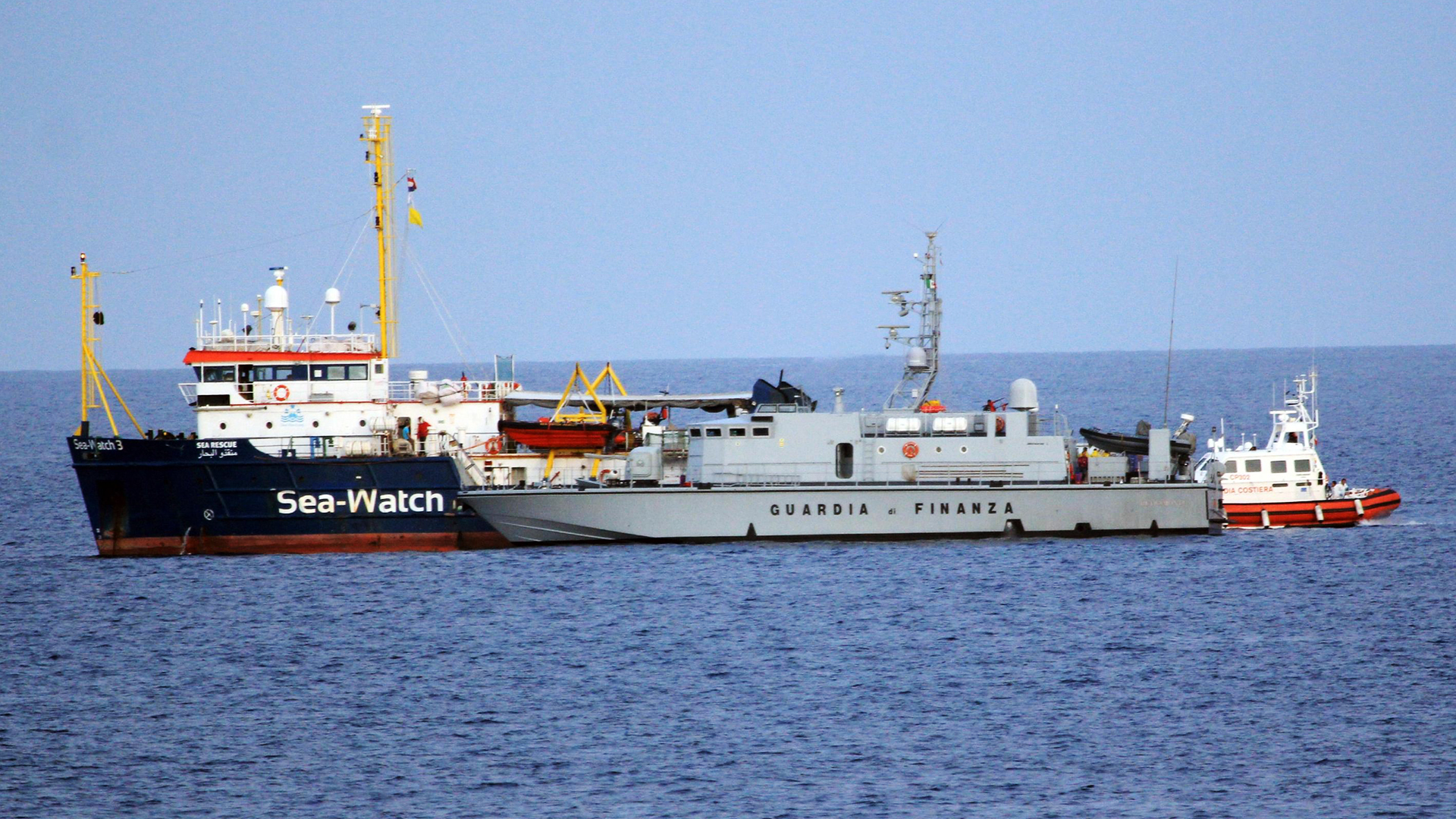 Sea Watch 3 und Boot der italienischen Finanzpolizei | Giuseppe Milana/EPA-EFE/REX