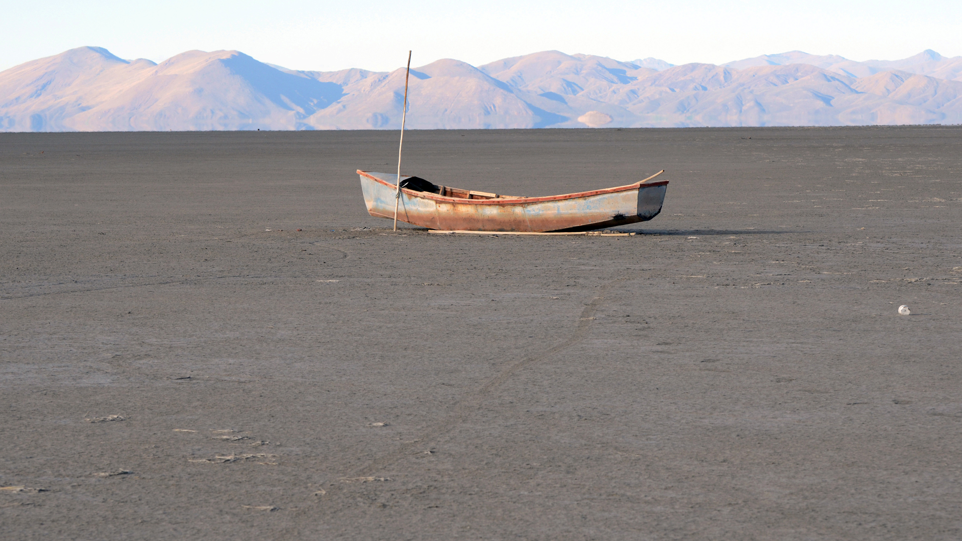 Ein Boot liegt auf dem ausgetrockneten Lago Poopo in Bolivien. (Archivbild: 23.01.2016) | picture alliance / dpa