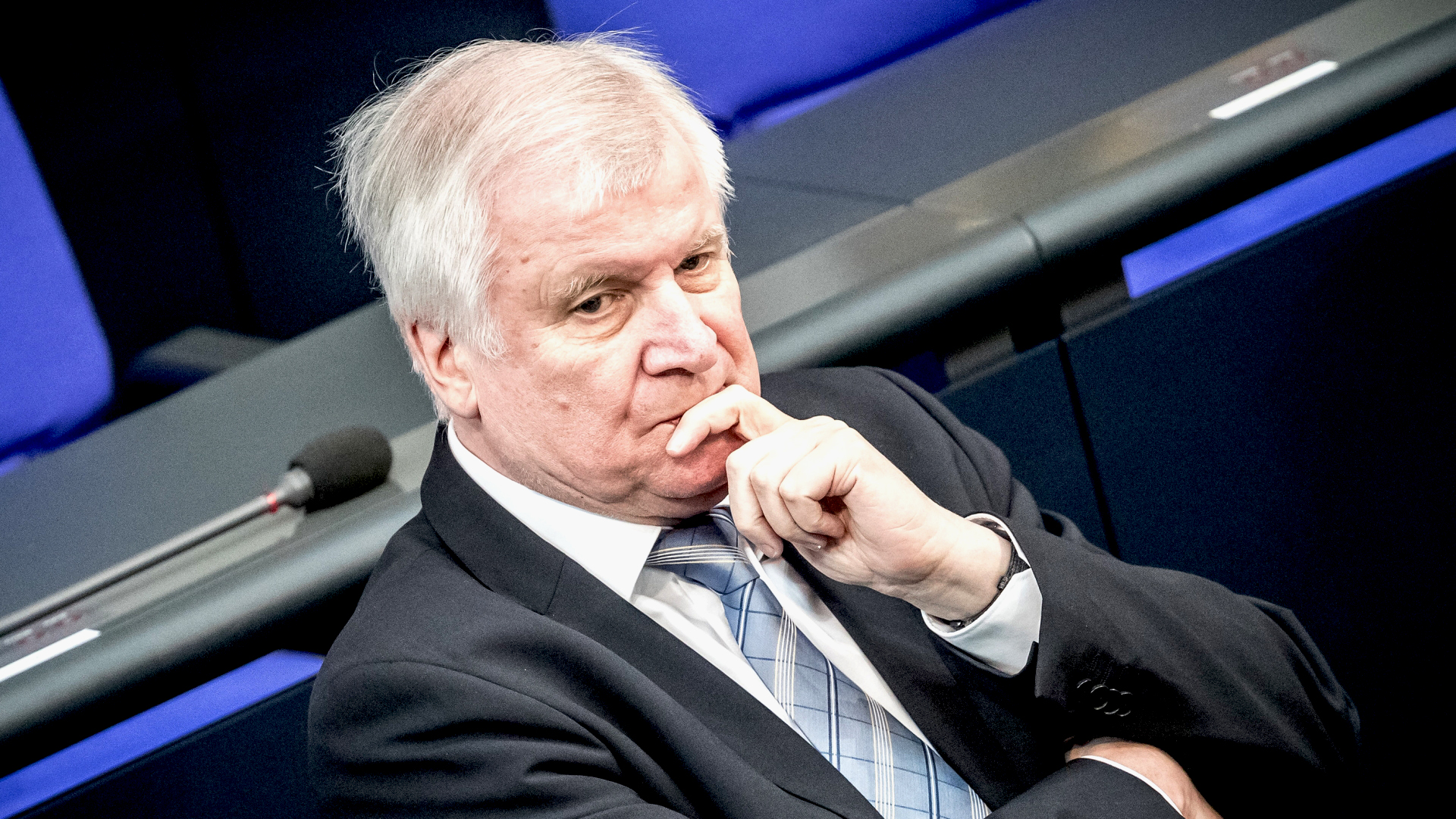 Horst Seehofer nachdenklich im Bundestag