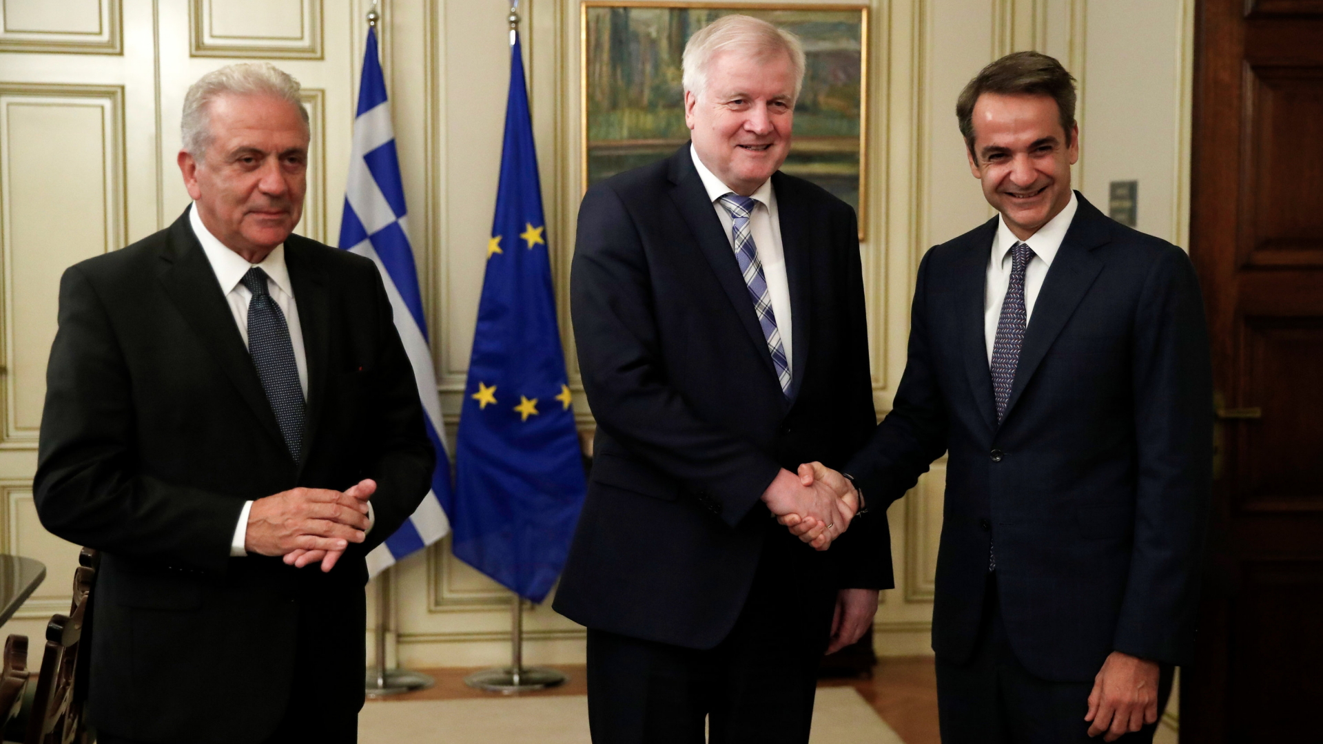 Horst Seehofer (M), Innenminister von Deutschland, gibt Kyriakos Mitsotakis, Ministerpräsident von Griechenland, bei einem Treffen in der Villa Maximos, dem Amtssitz des Ministerpräsidenten, die Hand. | dpa