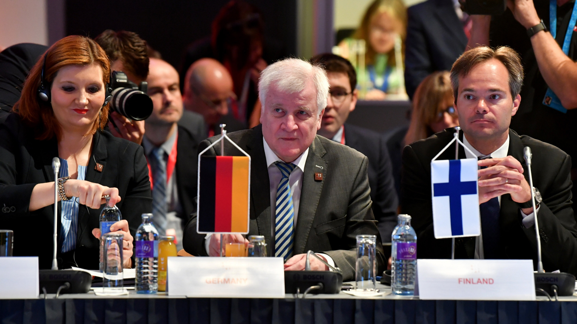 Bundesinnenminister Horst Seehofer sitzt zwischen seinen Amtskollegen Vesna Györkös Znidar (Slowenien) und Kai Mykkänen (Finnland).  | dpa