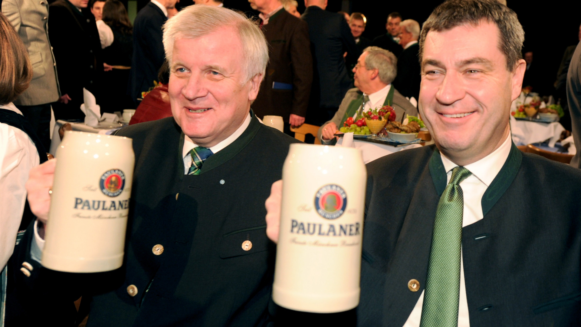 Horst Seehofer und Markus Söder prosten mit Bierkrügen | dpa