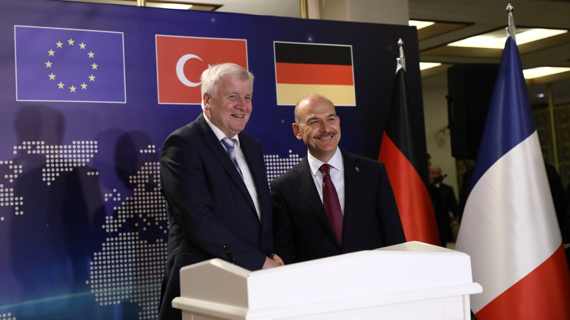 Bundesinnenminister Horst Seehofer schüttelt seinem türkischen Ministerkollegen Süleyman Soylu vor den Beratungen über Flüchtlingspolitik in Ankara die Hand. | AP
