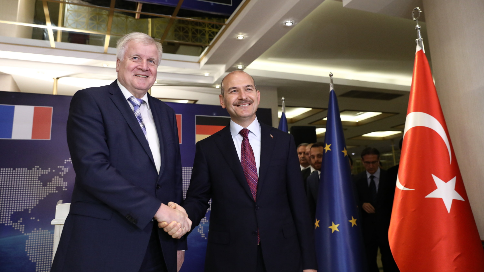 Suleyman Soylu (r), Innenminister der Türkei, und Horst Seehofer, Innenminister von Deutschland, geben sich nach einem Treffen im Rahmen der Gesprächen über den EU-Flüchtlingspakt mit der Türkei die Hand. 