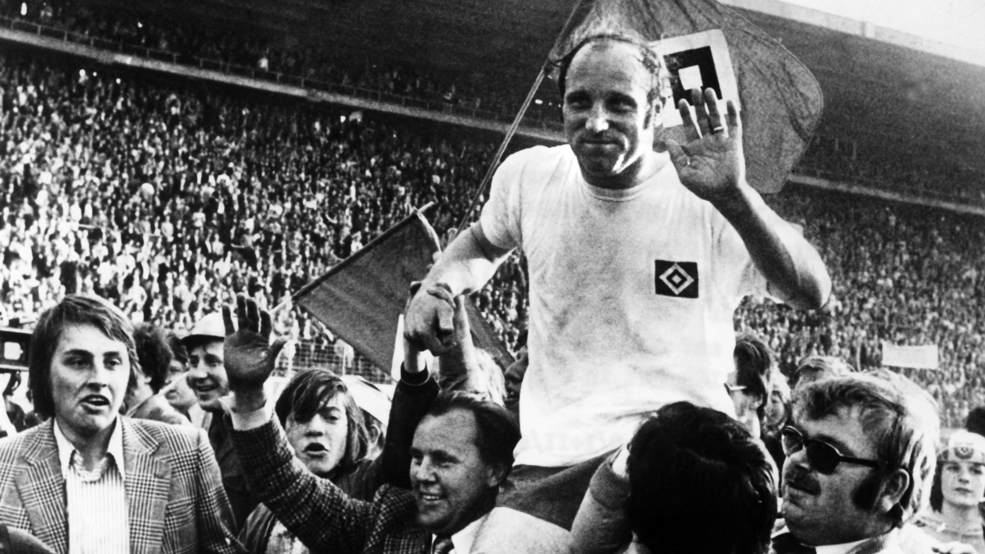 Uwe Seeler (M, auf den Schultern) wird am 1. Mai 1972 nach seinem Abschiedsspiel im Volksparkstadion in Hamburg gefeiert. | dpa