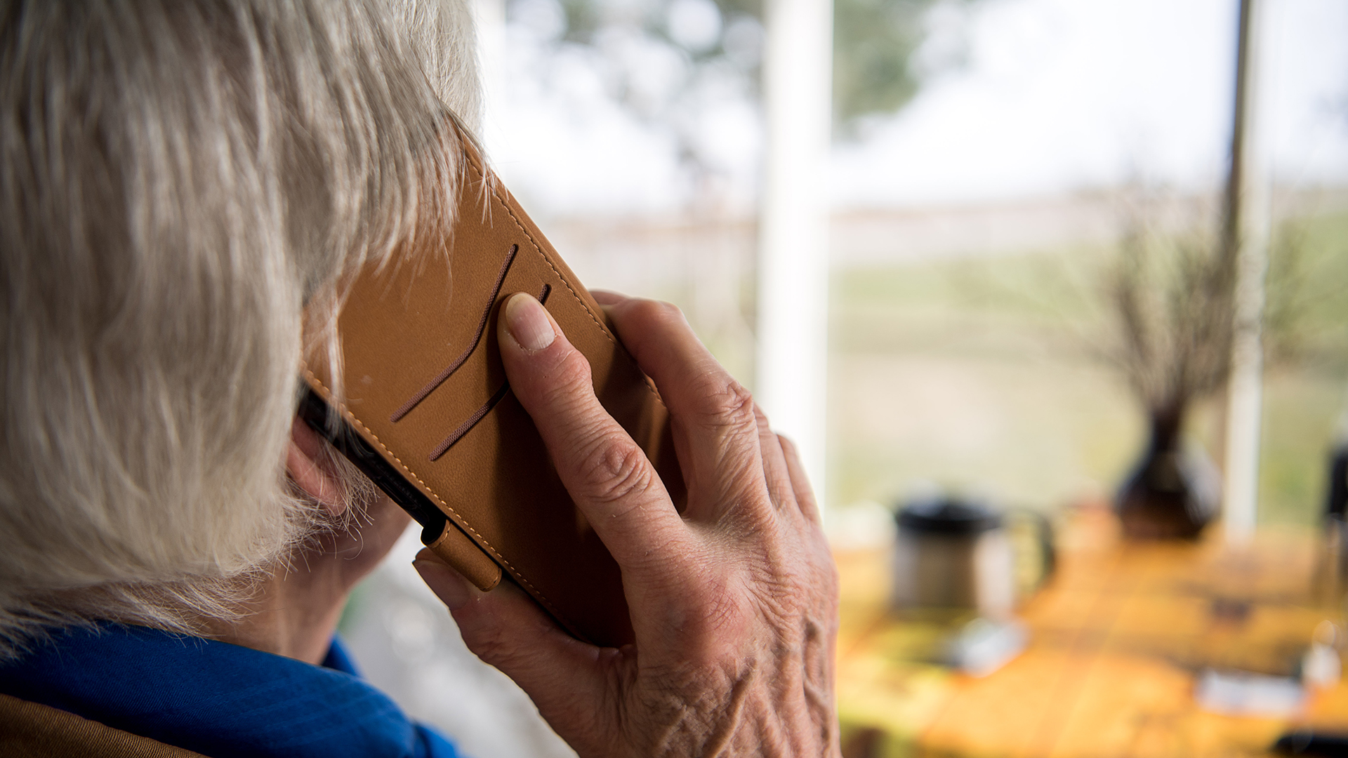 Eine Seniorin telefoniert mit ihrem Smartphone. | dpa