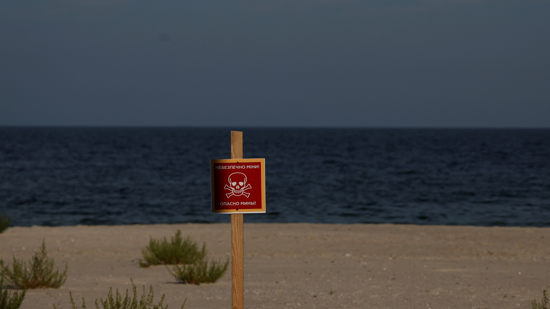 Ein Schild weist in Odessa auf die Gefahr von Minen hin. | REUTERS