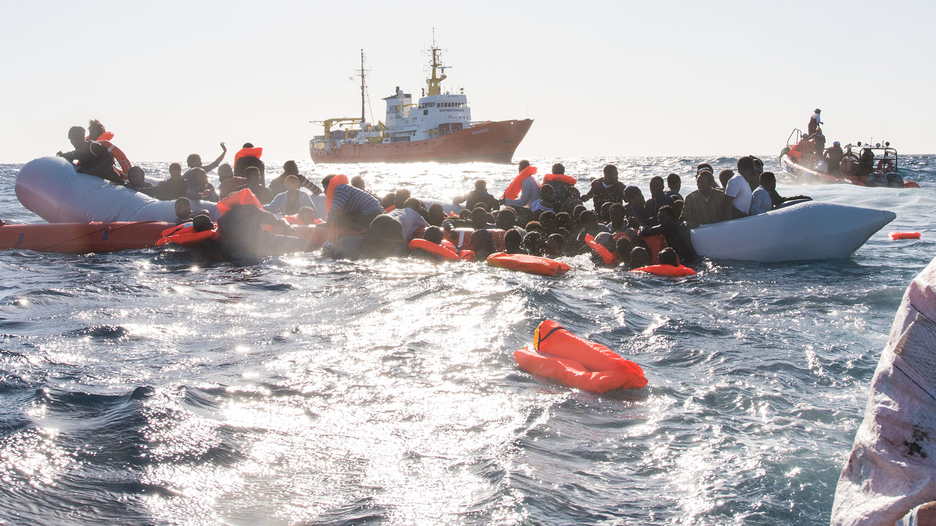 Rettungsschiff Aquarius bei der Rettung schiffbrüchiger Flüchtlinge im Mittelmeer | picture alliance/dpa