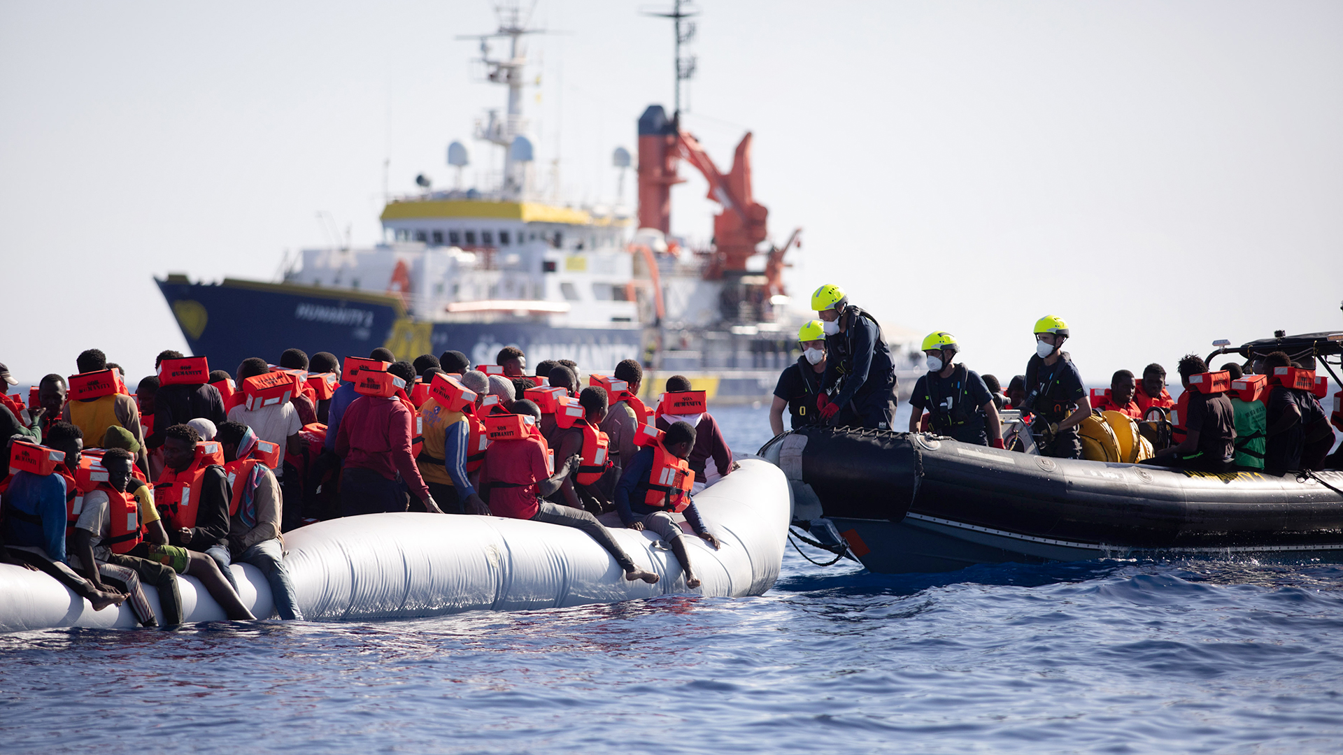 Rettungsschiff Humanity 1 rettet Menschen aus Mittelmeer