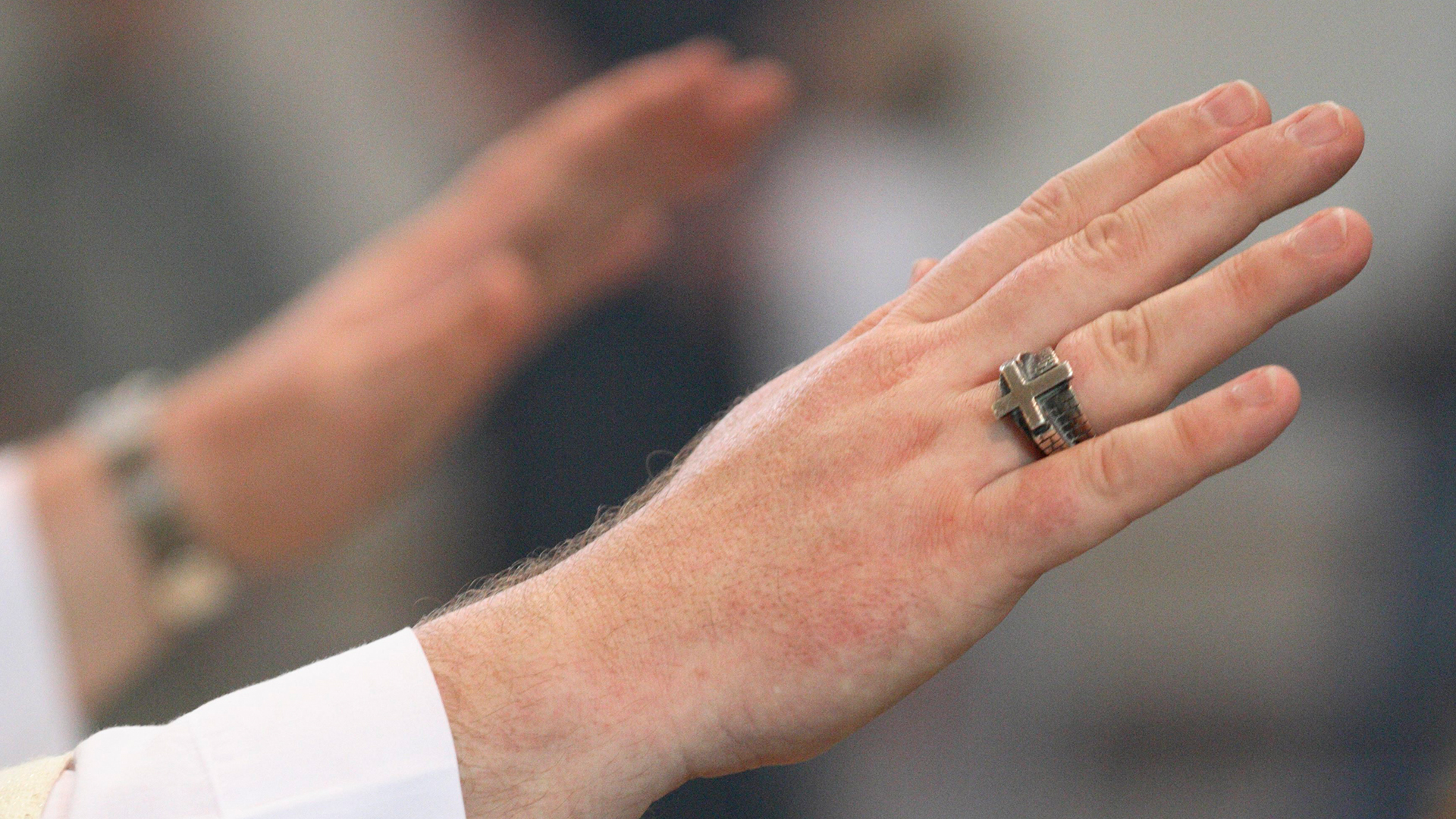 Nahaufnahme von segnenden Händen eines katholischen Pastors während der Messe. | picture alliance / Andreas Keuch