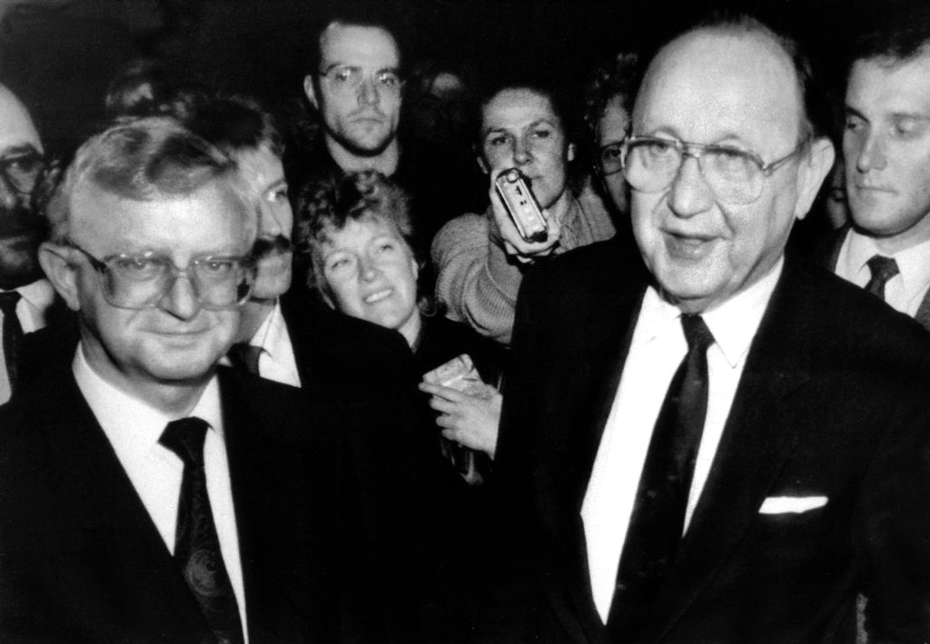 Hans-Dietrich Genscher verkünden den DDR-Flüchtlingen in der Botschaft in Prag ihre Ausreise.