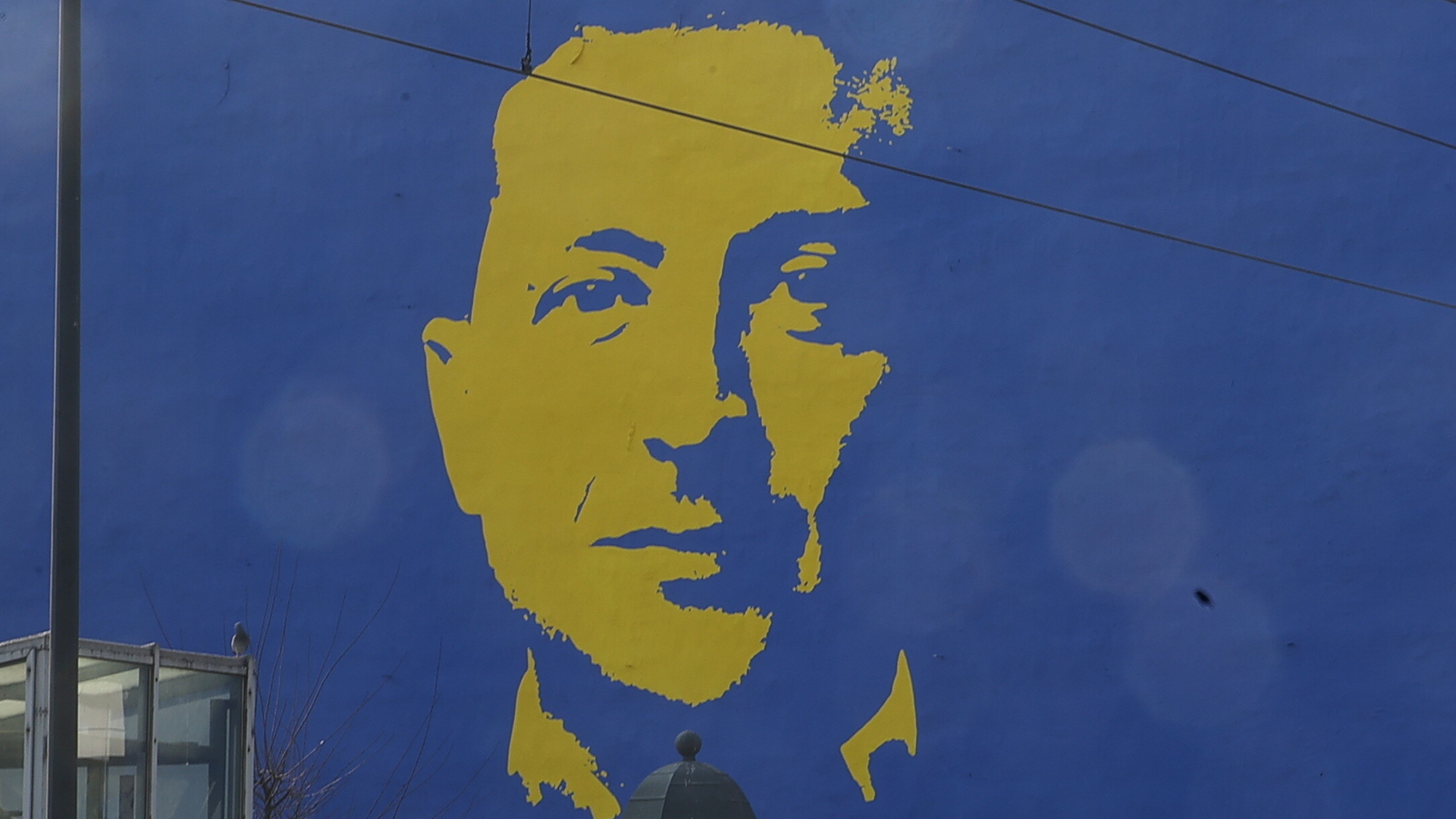 Zeichnung des ukrainischen Präsidenten Selenskyj an einer Hauswand | dpa