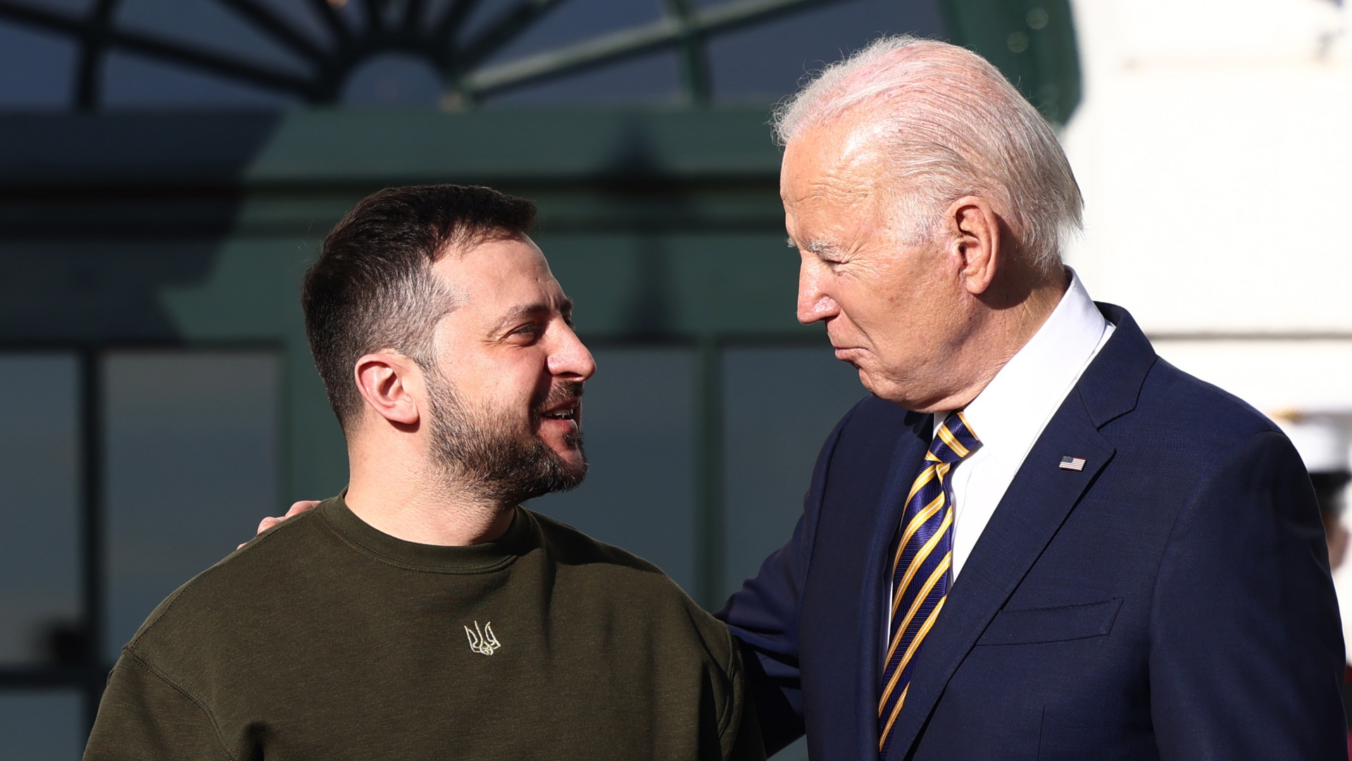 Joe Biden legt Wolodymyr Selenskyj eine Hand auf die Schulter. | EPA
