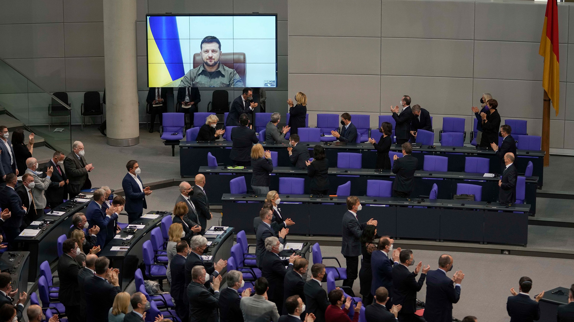 Wolodymyr Selenskyj spricht in einer Videoschalte im Deutschen Bundestag. | AP