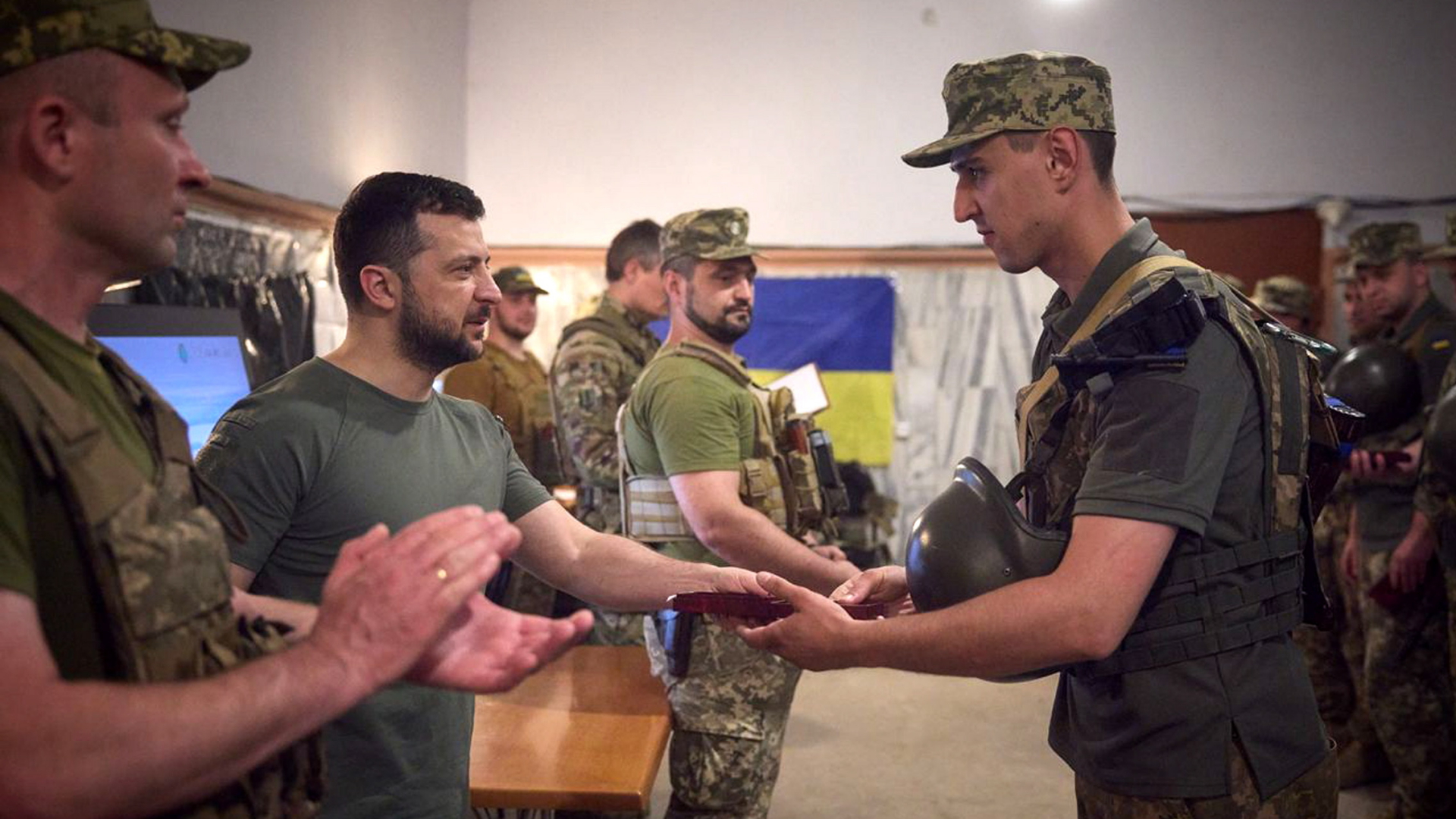 Wolodymyr Selenskyj verleiht Orden an ukrainische Soldaten in Dnipropetrowsk. Das Foto wurde vom ukrainischen Präsidentenbüro zur Verfügung gestellt.  | EPA