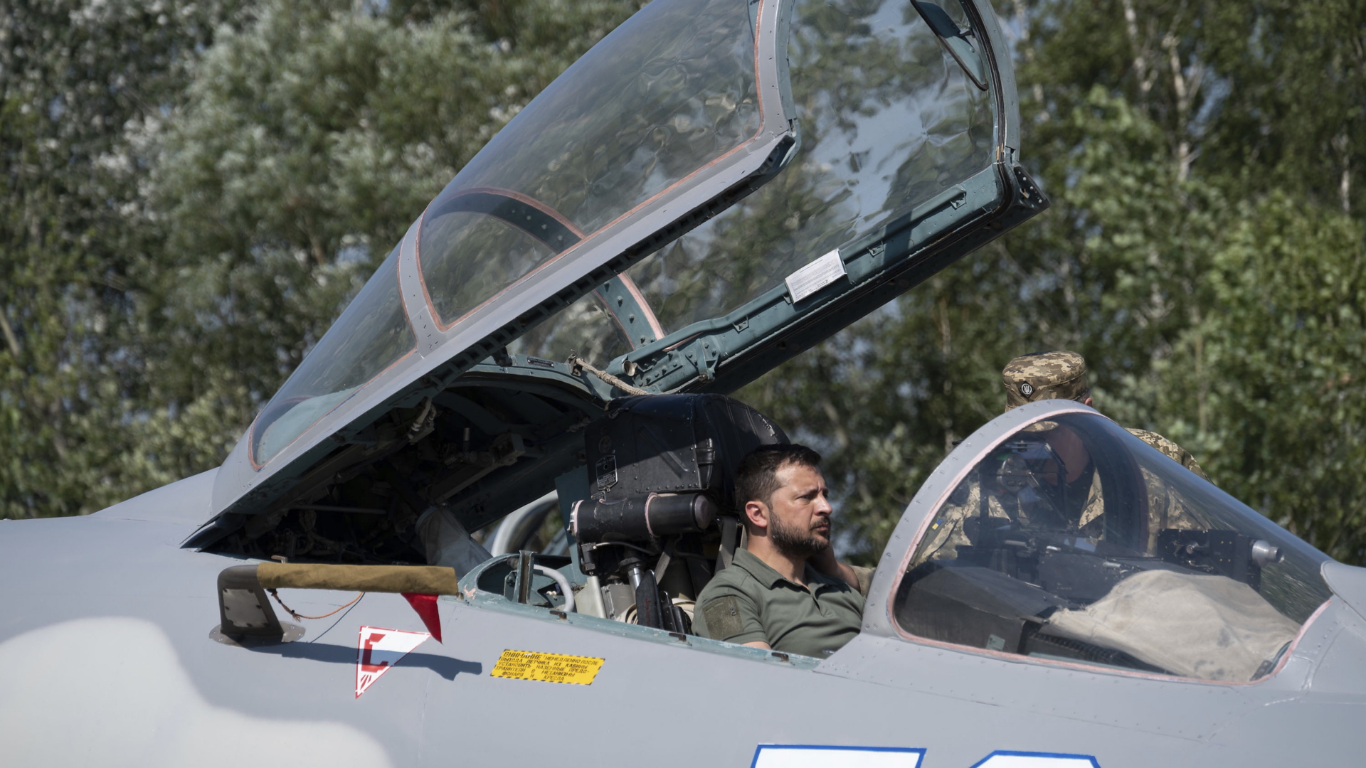 Wolodymyr Selenskyj, Präsident der Ukraine, sitzt am Tag der Luftwaffe im Cockpit eines ukrainischen Kampfflugzeugs. 