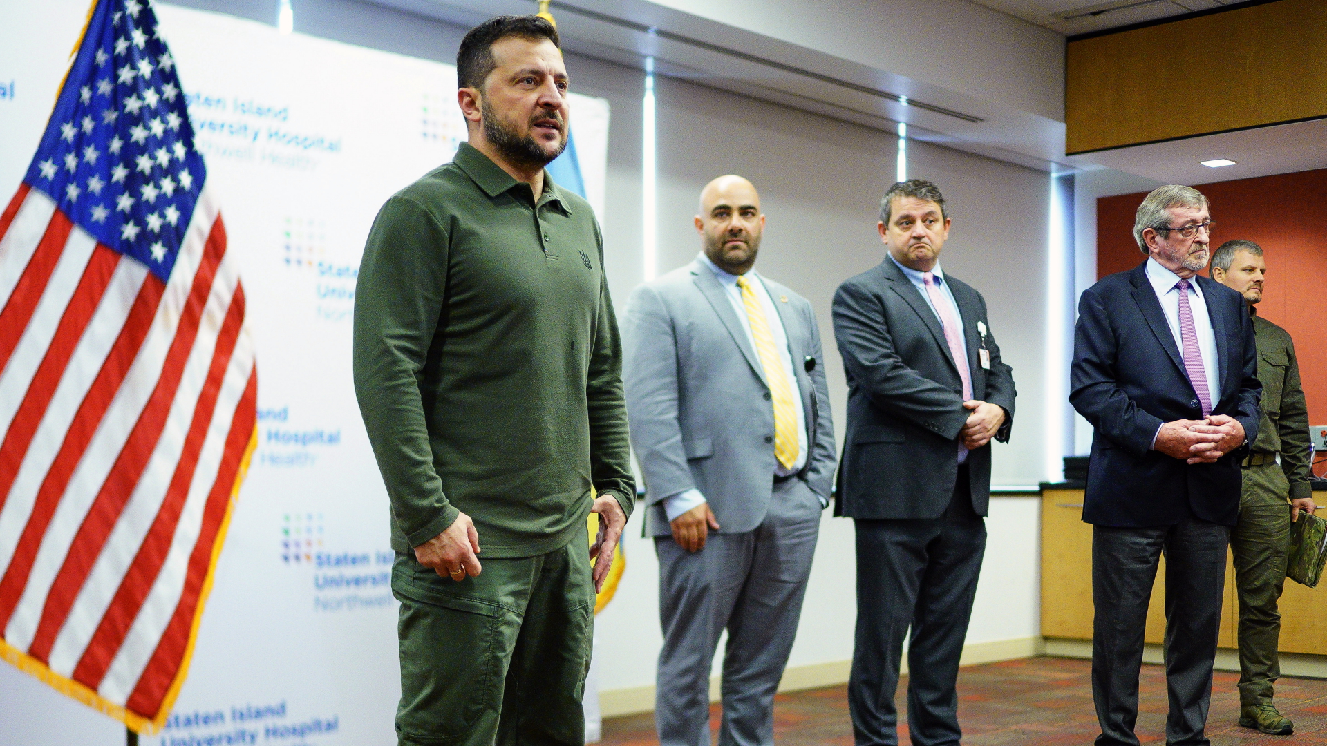 Wolodymyr Selenskyj (l), Präsident der Ukraine, spricht zu verwundeten ukrainischen Soldaten bei einem Besuch im Staten Island University Hospital in New York.