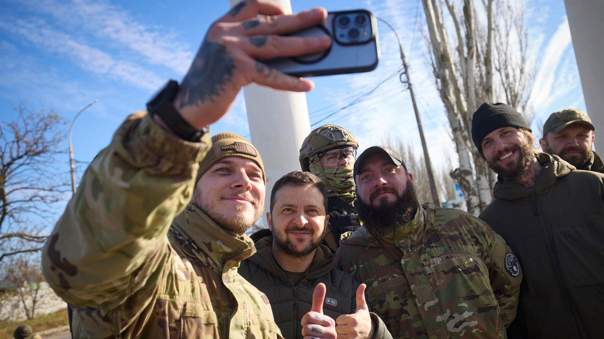 Wolodymyr Selenskyj macht Selfies mit Soldaten im ukrainischen Cherson. | dpa