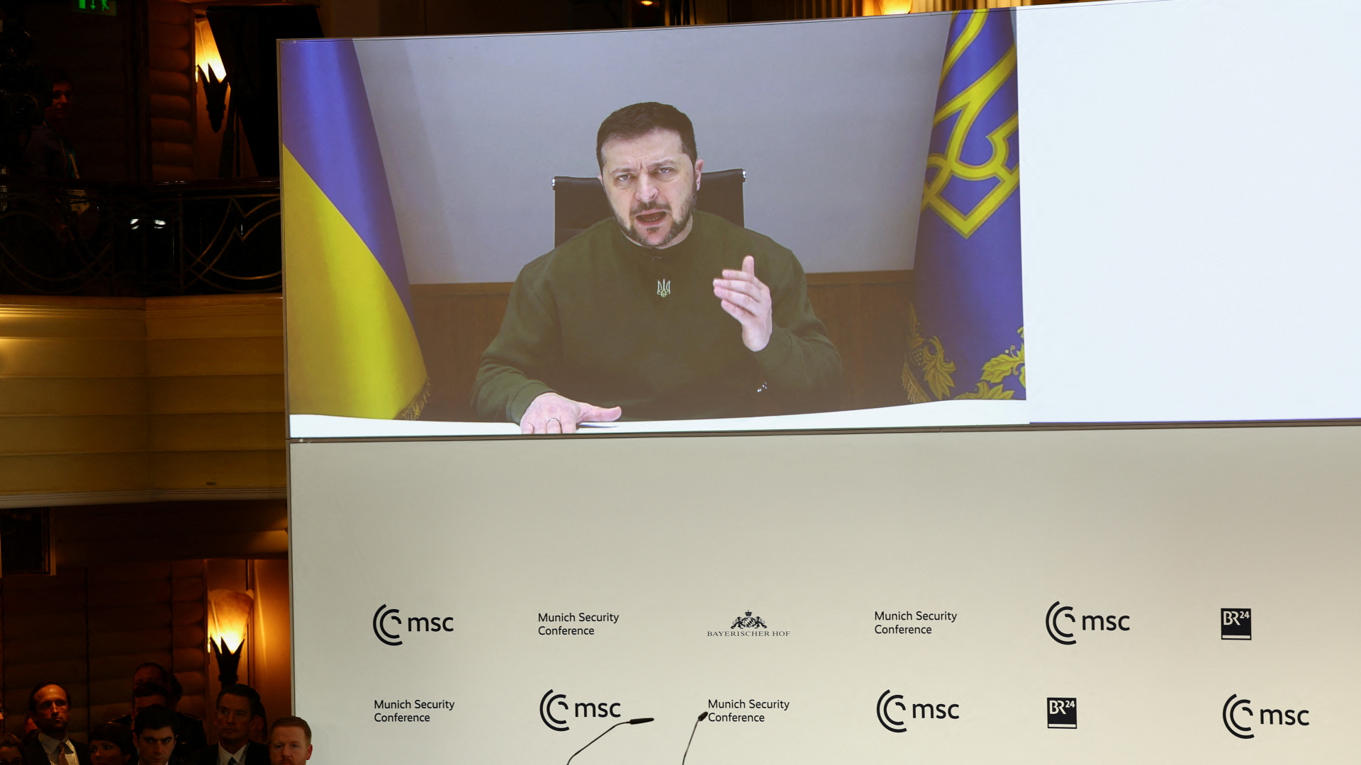 Wolodymyr Selenskyj spricht per Videoschalte zu Teilnehmern der Münchner Sicherheitskonferenz.