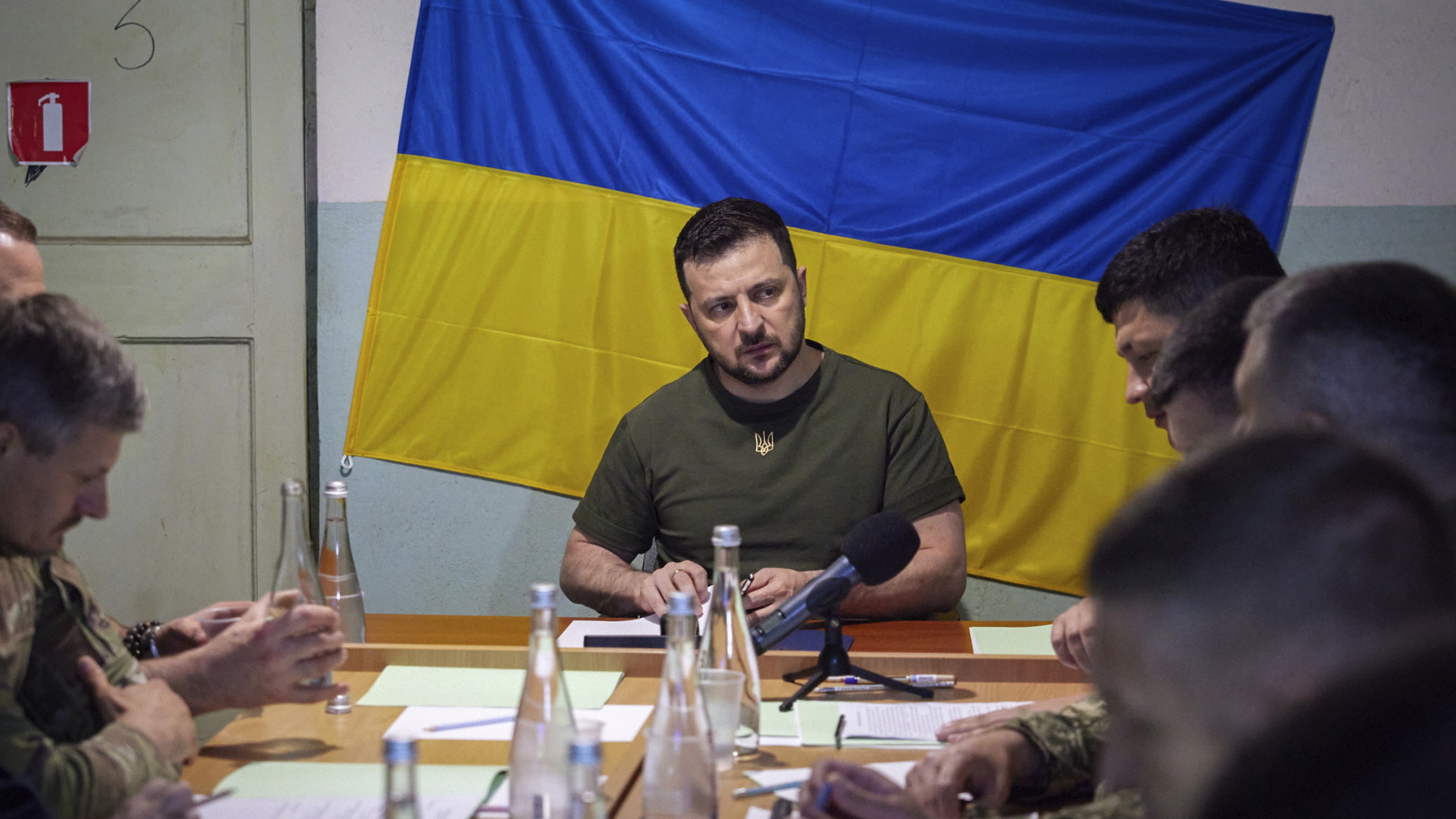 Dieses Foto soll den ukrainischen Präsidenten Wolodymyr Selenskyj bei einer Lagebesprechung in der Region Mykolajiw zeigen. | dpa