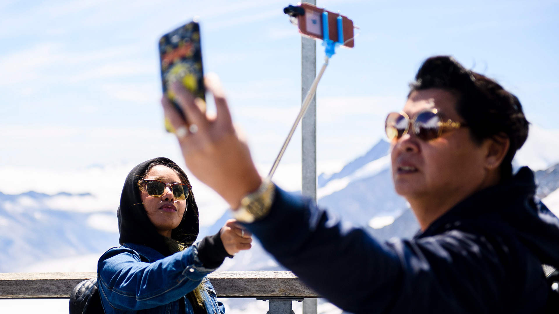 Touristen machen Selfies auf dem Jungfrauenjoch in der Schweiz.