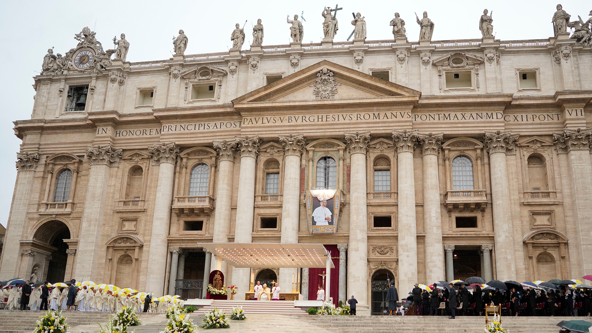 Der Wandteppich, der den verstorbenen Papst Johannes Paul I. zeigt, hängt während der von Papst Franziskus geleiteten Messe zur Seligsprechung im Vatikan an der Fassade des Petersdoms. | dpa