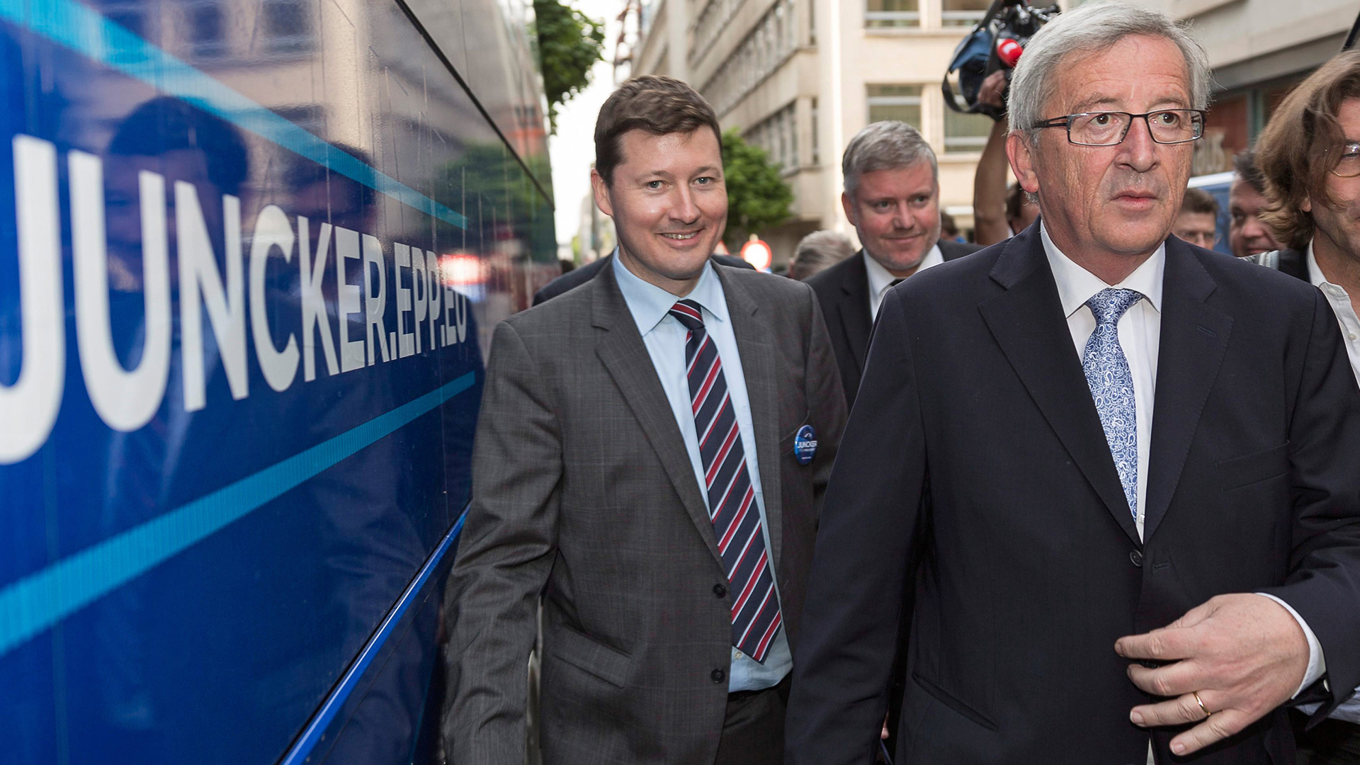 Selmayr und Juncker vor Tourbus | dpa