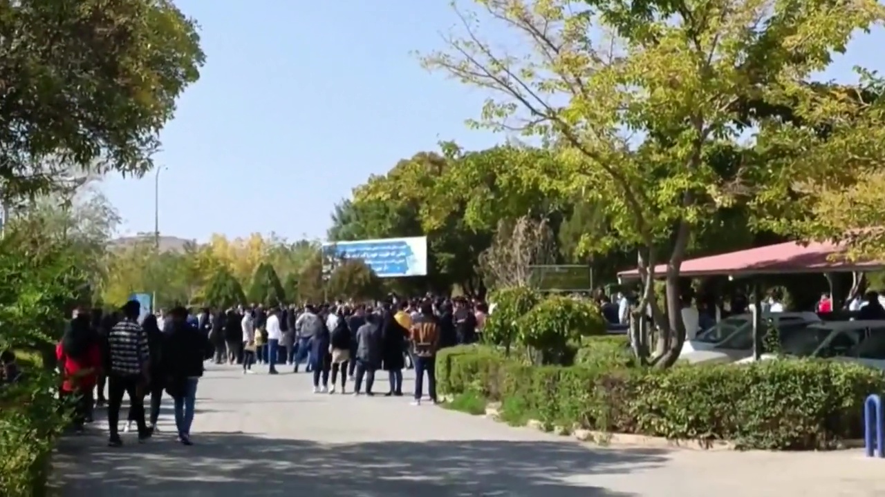 Protestierende an der Azad Universität in Schahr-e Kord, Iran
