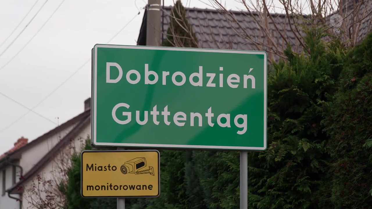 Ein Ortsschild von Dobrodzien, zu deutsch "Guttentag", in Polen. 