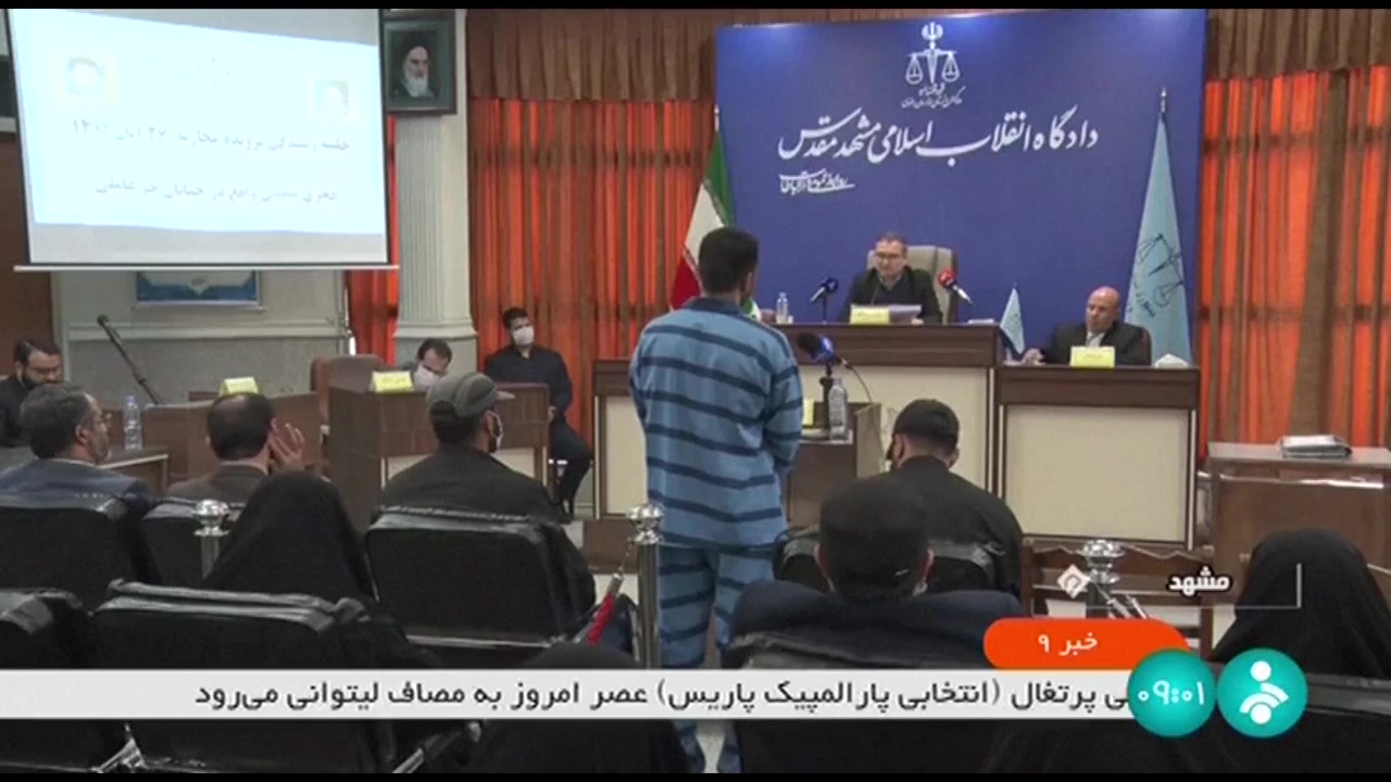 Ein vom iranischen Staatsfernsehen veröffentlichtes Bild zeigt einen zum Tode verurteilten Demonstranten vor einem Gericht in Maschhad. | APTN