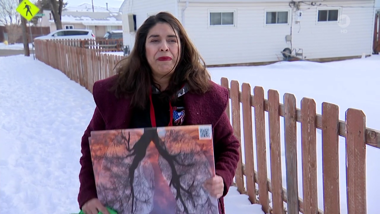 Die Anti-Fracking-Aktivistin Lucy Molina hält ein Plakat.