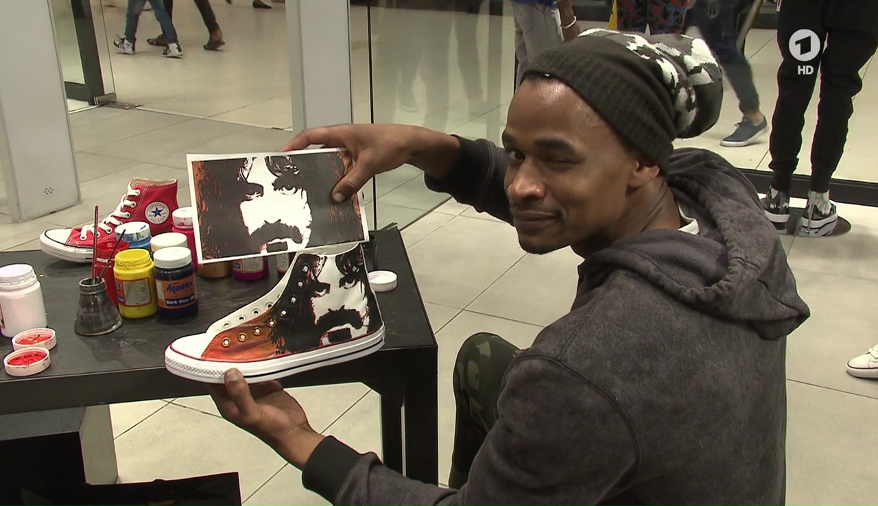 Videoblog "Afrika, Afrika!": Aus Sneakern werden Kunstwerke