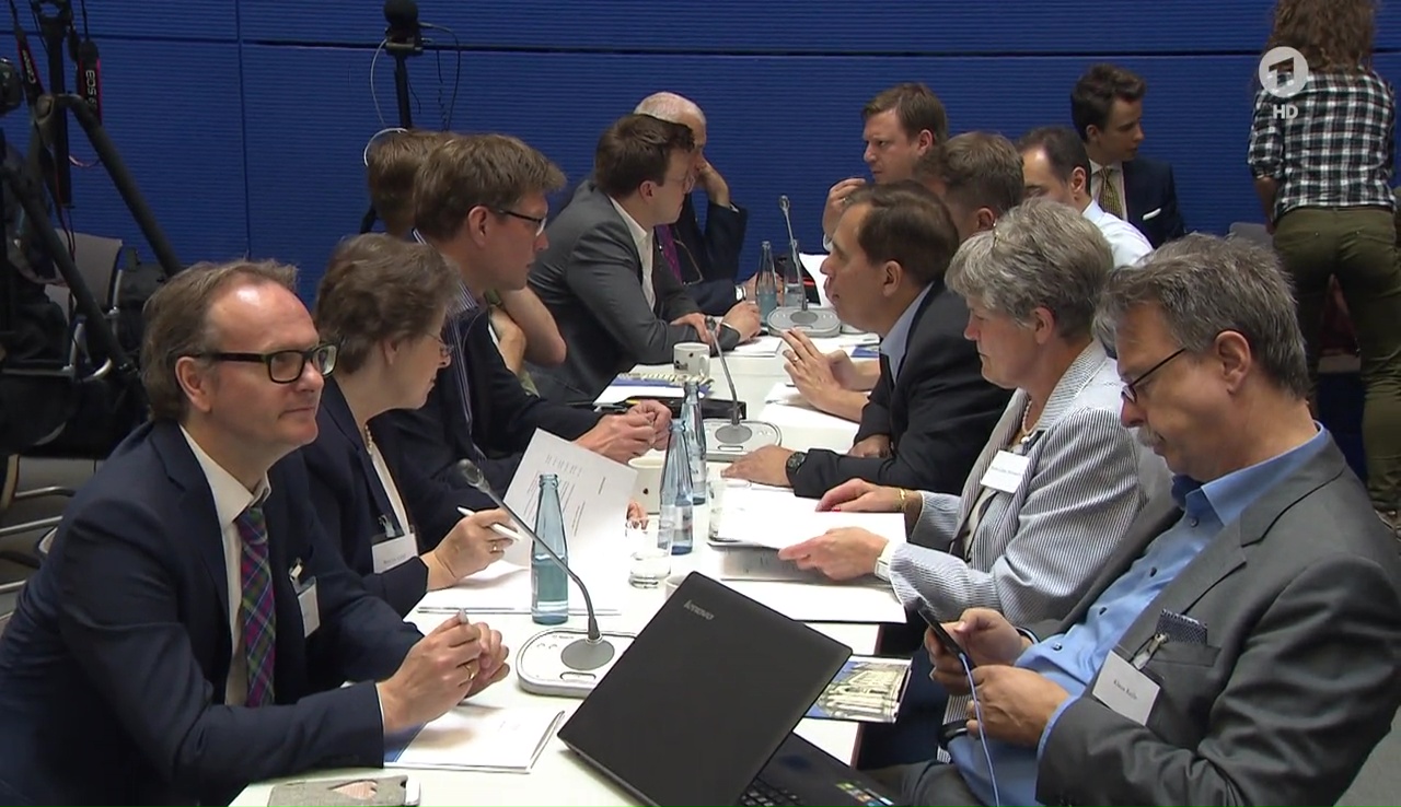 Discussing CDU members of the "Berliner Kreis" in a meeting room 