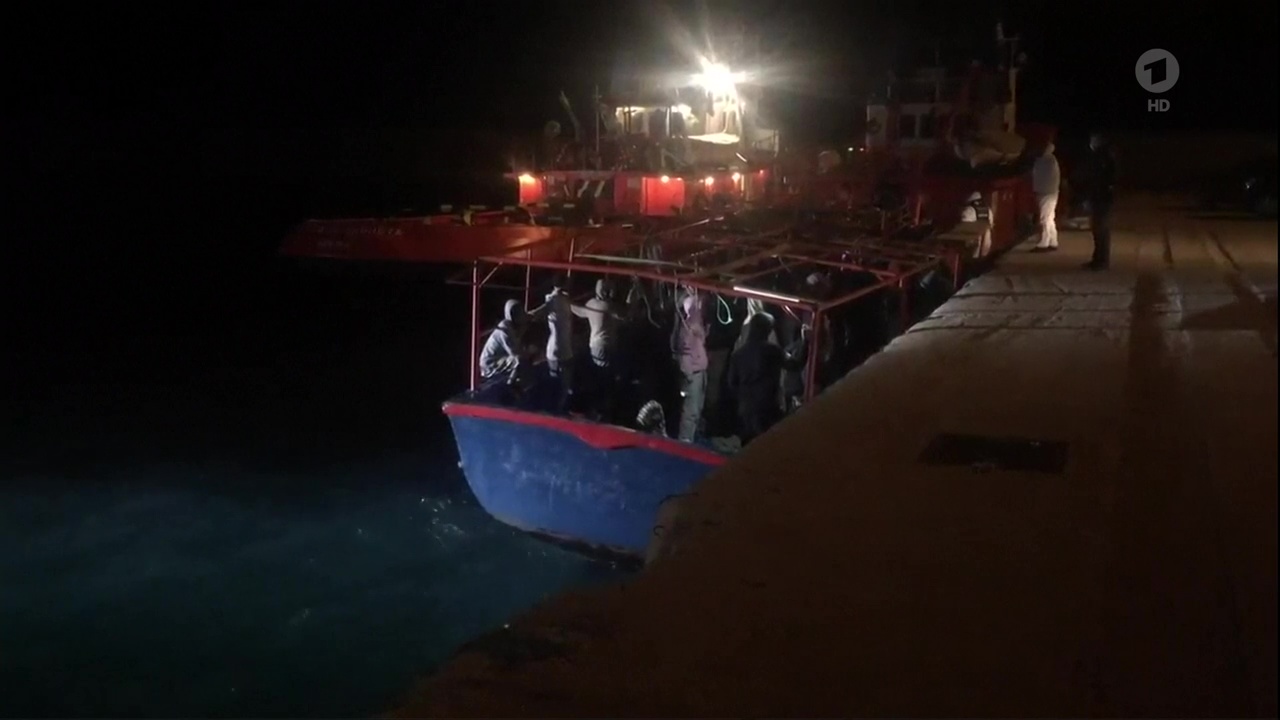 Flüchtlingsboot im Hafen von Pozzallo (Sizilien)