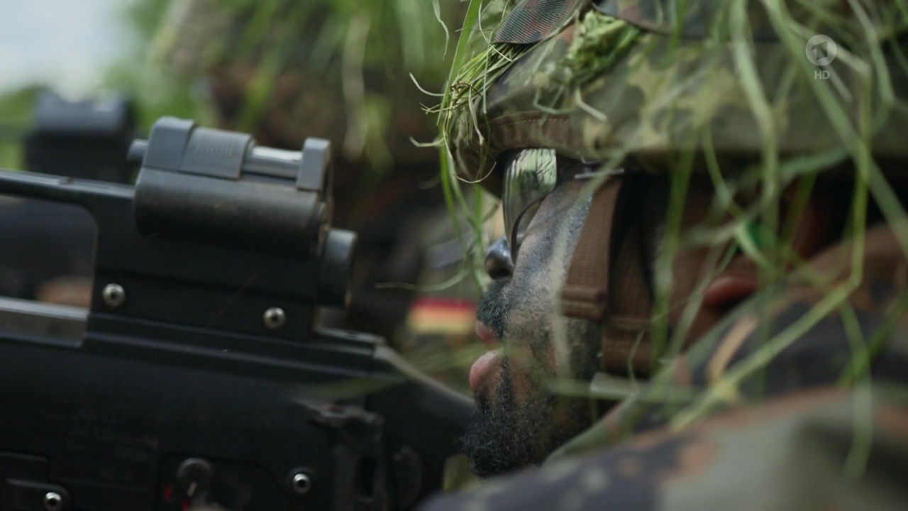 Ein Soldat blickt durch das Zielfernrohr seines Gewehrs