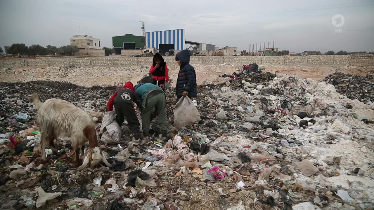 Kinder suchen auf einer Mülldeponie bei Idlib nach Brauchbarem, das sie verkaufen können.