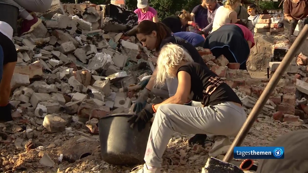 Bewohner der ukrainischen Stadt Tschernihiw helfen einander beim Wiederaufbau