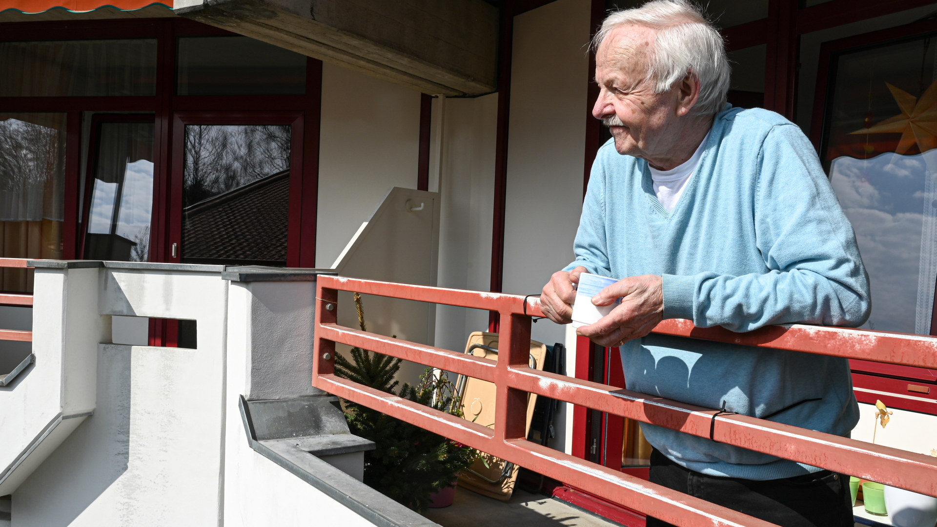 Ein Mann auf dem Balkon seiner Wohnung in einem Seniorenzentrum | dpa