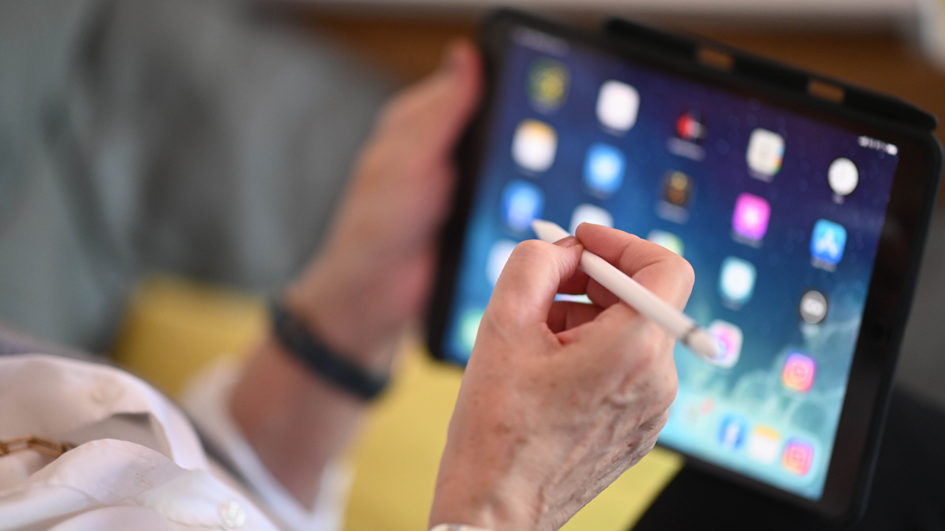 Eine Seniorin bedient ein Tablet | dpa