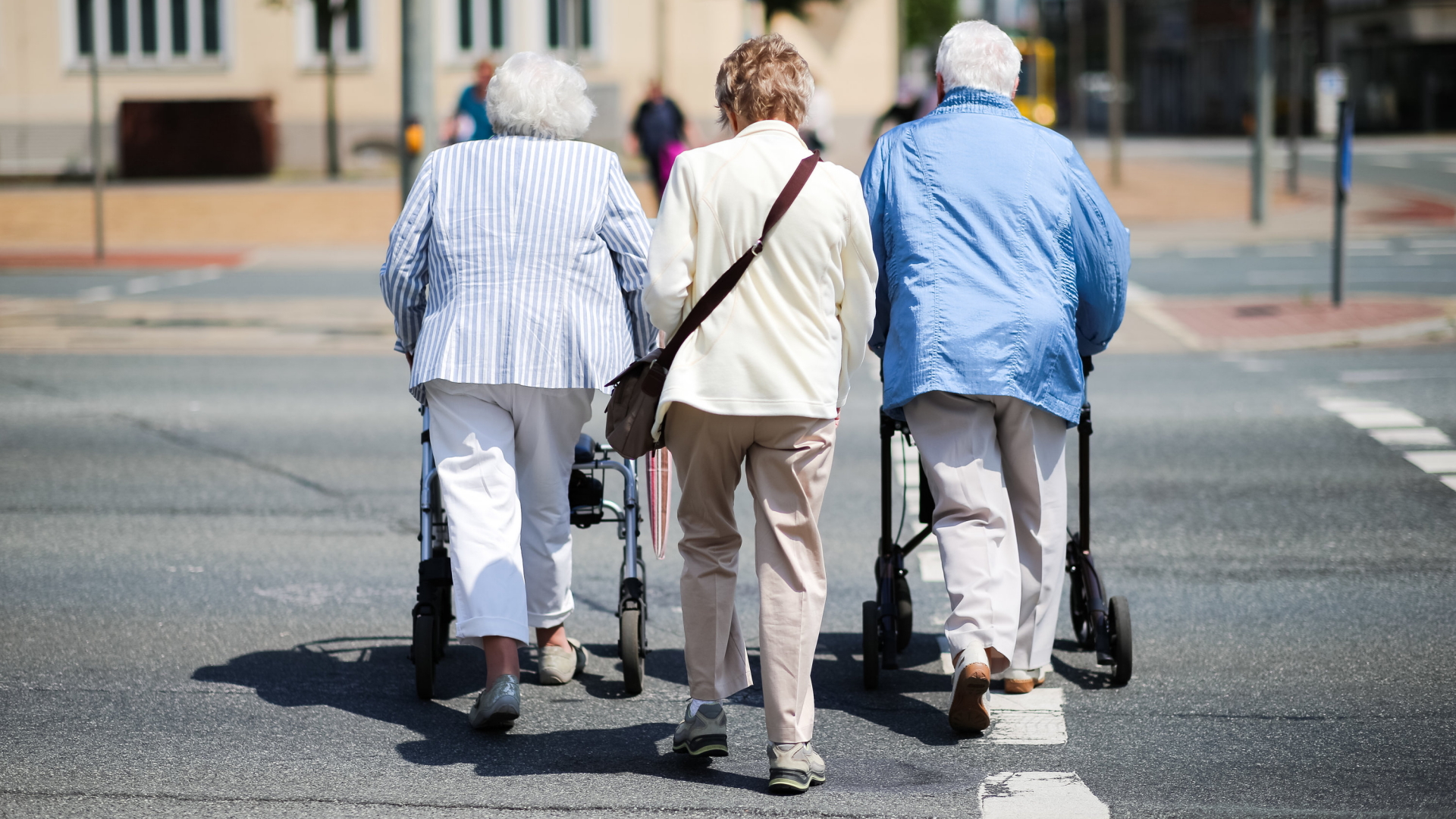Drei Frauen im Rentenalter gehen über eine Straße (Symbolbild). | dpa